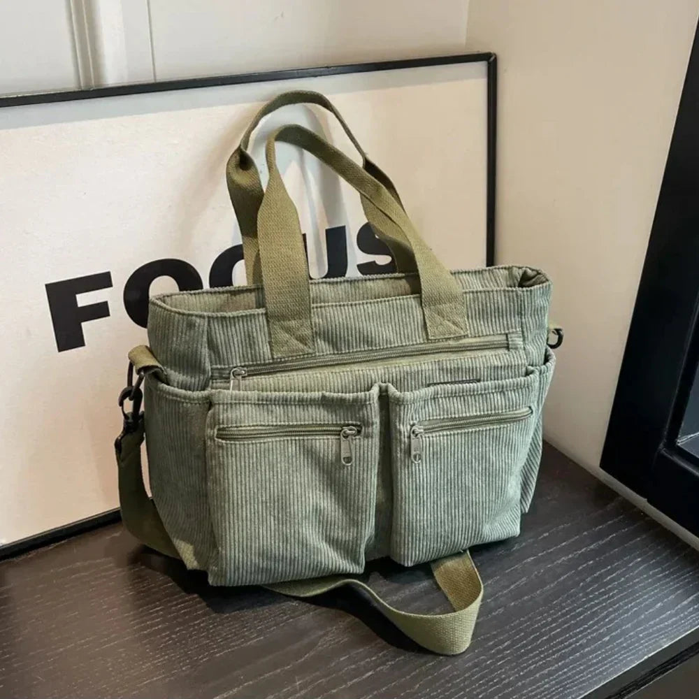 Ella | The luxurious bag has a tracolla