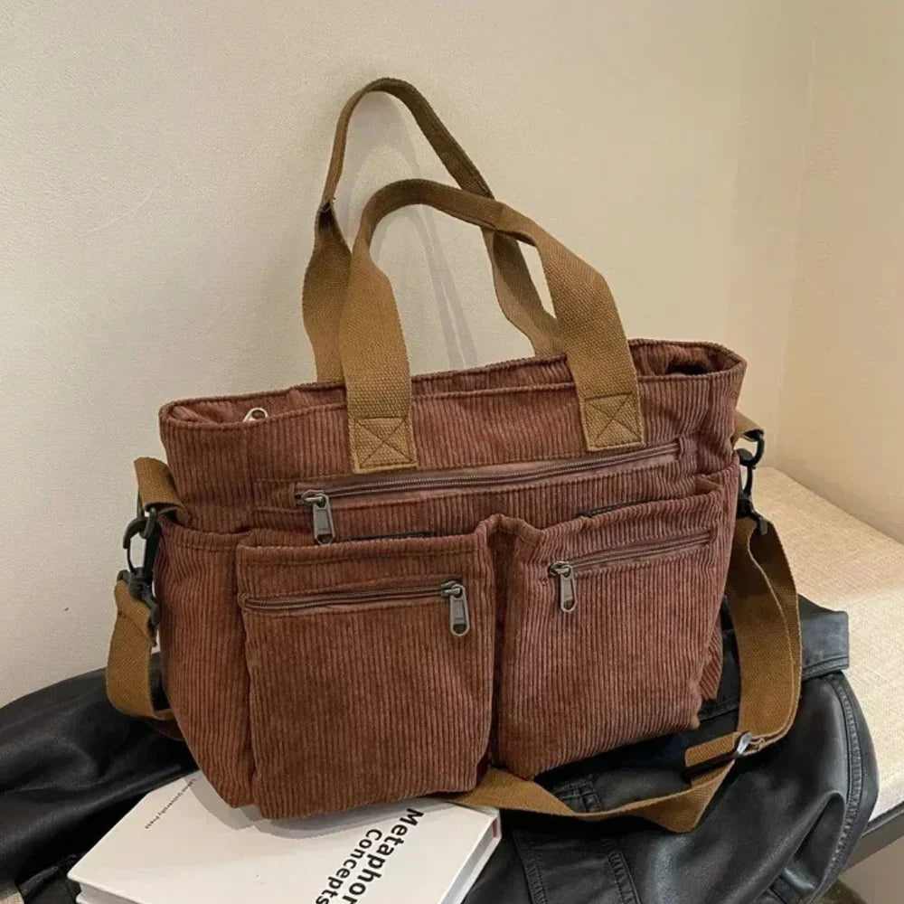 Ella | The luxurious bag has a tracolla