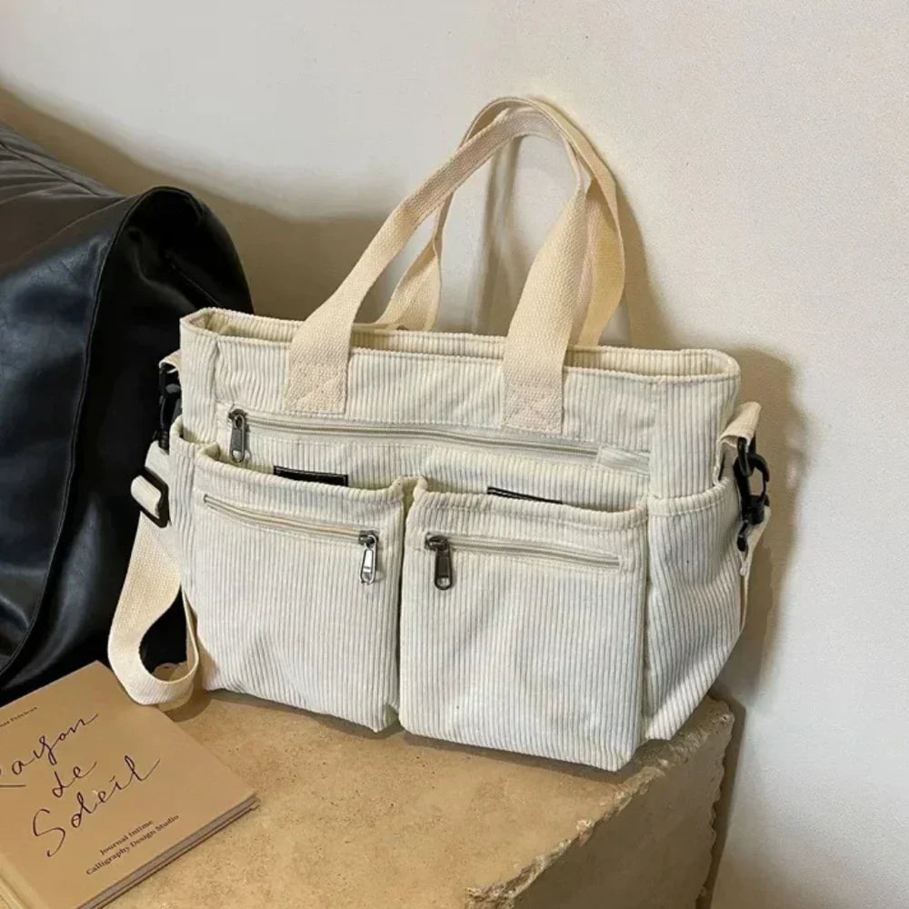 Ella | The luxurious bag has a tracolla
