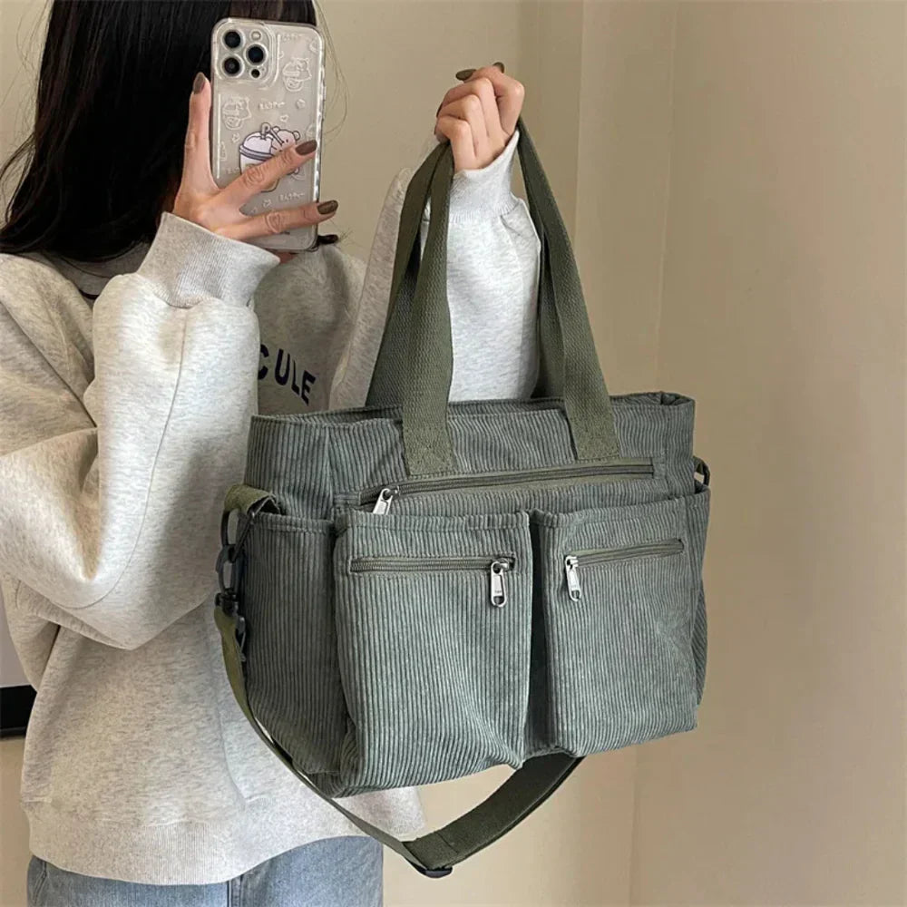 Ella | The luxurious bag has a tracolla