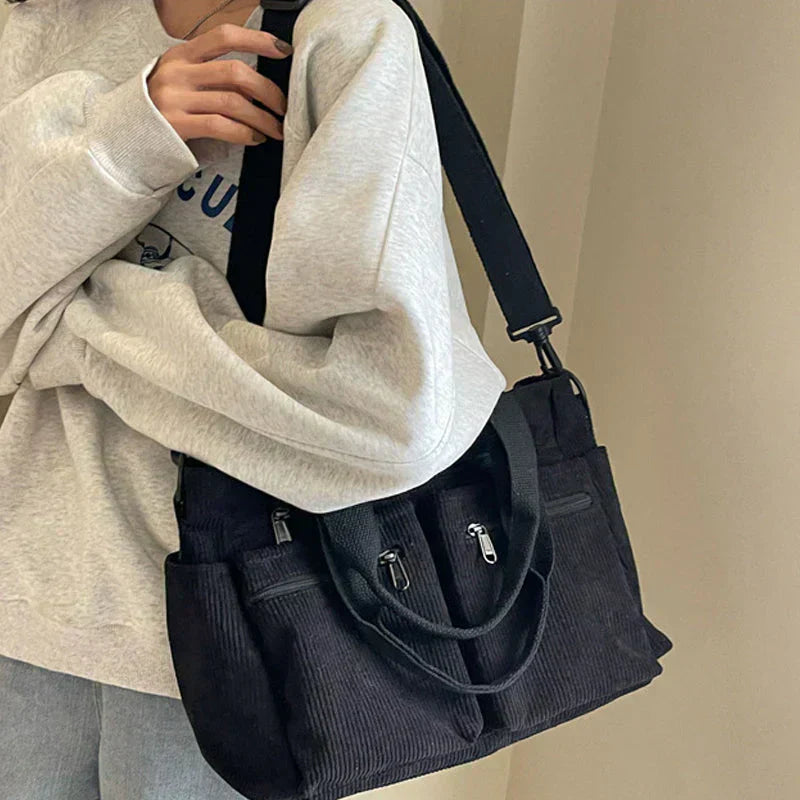 Ella | The luxurious bag has a tracolla