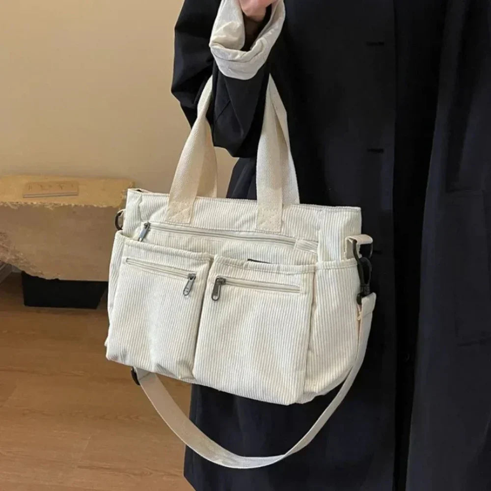 Ella | The luxurious bag has a tracolla