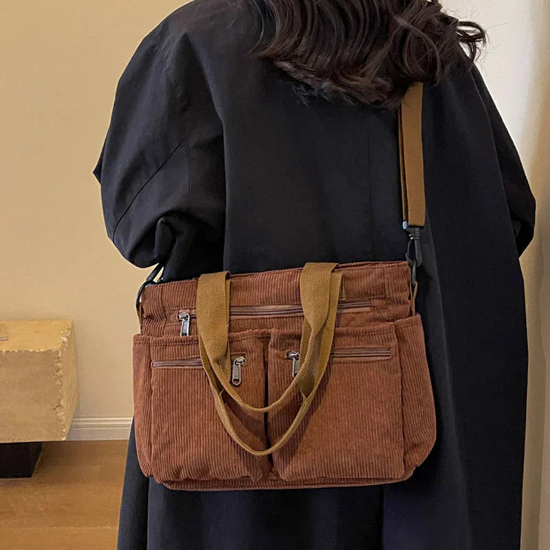 Ella | The luxurious bag has a tracolla